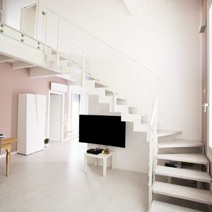 ЛМГО-50.Г-образная лестница на второй этаж в частном доме