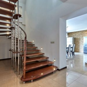 ЛМПО-45. Лестница в стиле модерн из металла с деревянными ступеньками