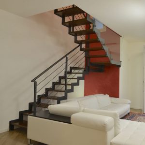 ЛМПО-80. Лестница буквой П в стиле лофт из металла и дерева