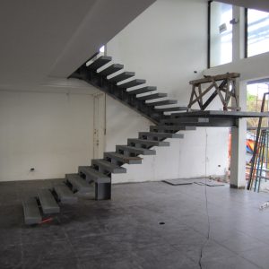 ЛМПО-5. П-образная лестница с промежуточной для внутреннего помещения площадкой офисного здания