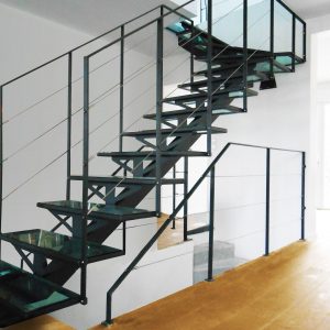 ЛМП-15. Лестница со стеклянными ступенями на металлическом каркасе